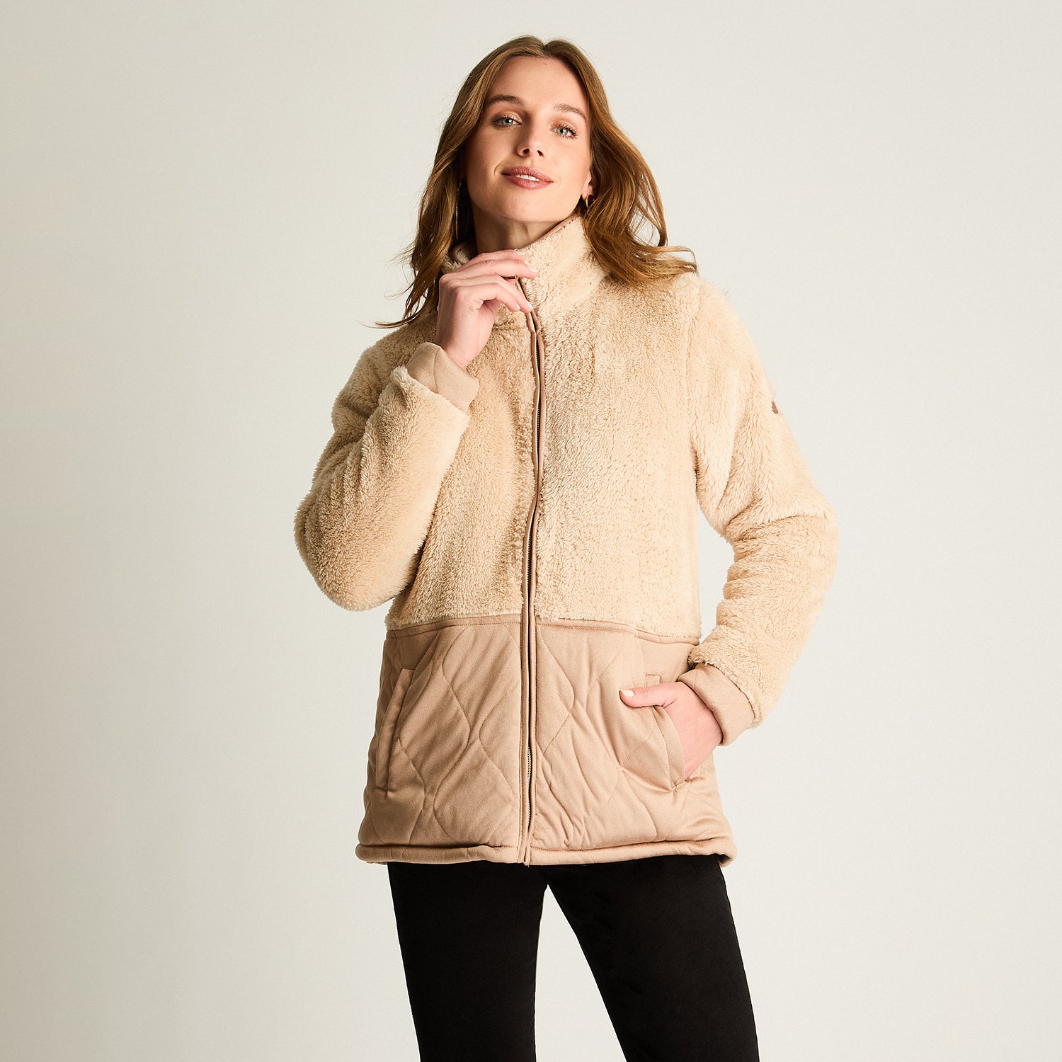 Polerón Coral Fleece Con Detalles En Quilted Beige